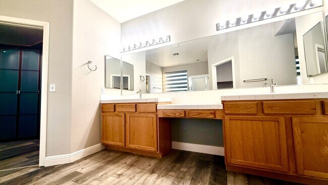 Building Photo - Five bedroom home in Henderson with downstairs bedroom and pool And Spa