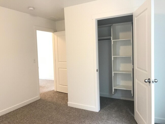 Building Photo - Spacious 4 BR Home with POOL and Clubhouse...