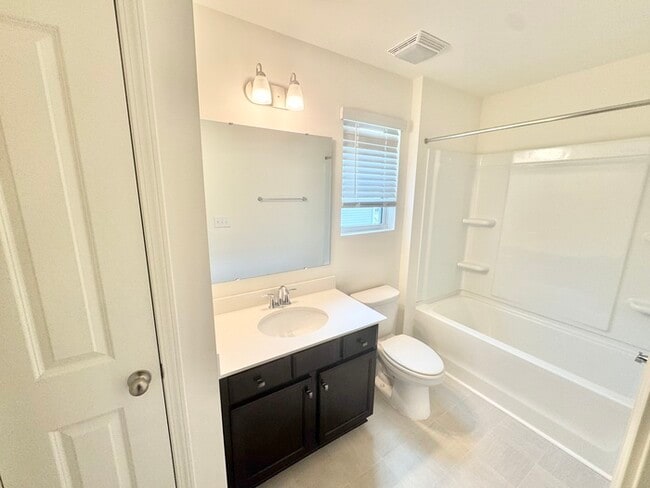 Building Photo - Three bedroom 2 1/2 bath townhome with att...