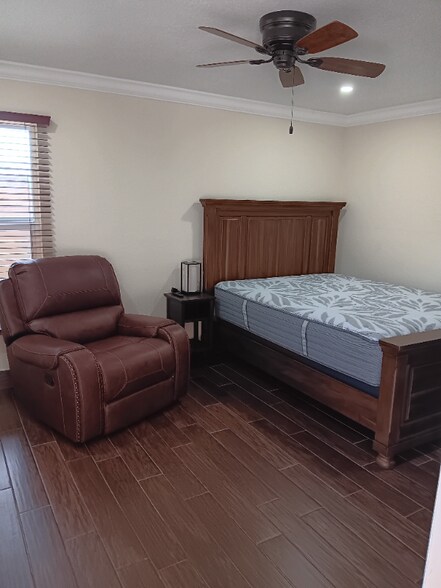 Building Photo - 1257 SE Airoso Blvd