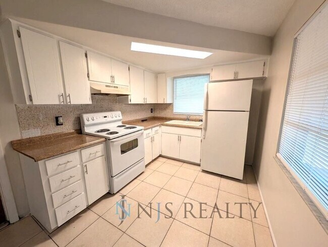 Building Photo - 1209 Maybury Dr