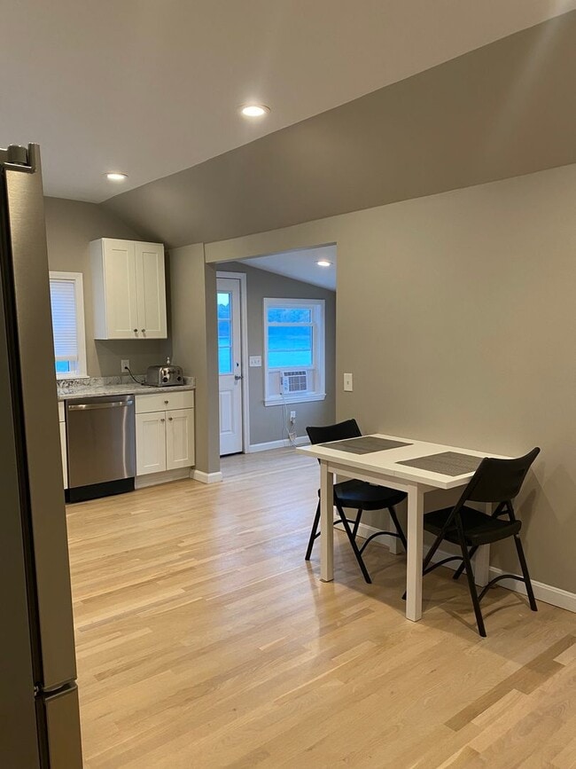 Building Photo - Waterfront Cottage in Oakland Beach