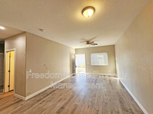 Building Photo - 1121 Sixshooter Ave