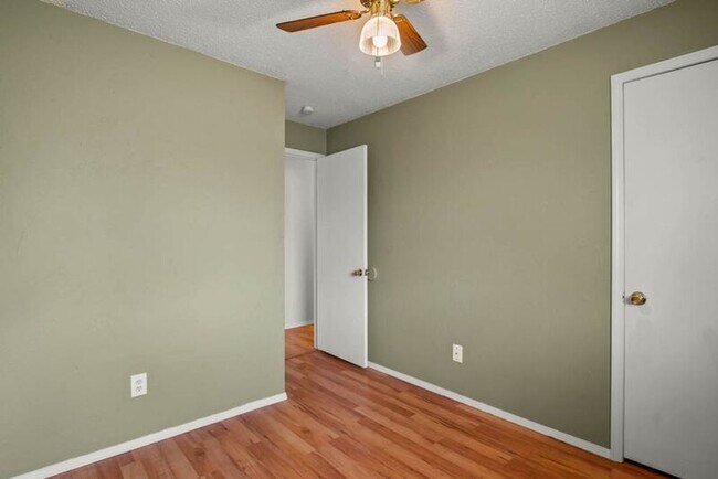 Building Photo - 220 E Beech Ave