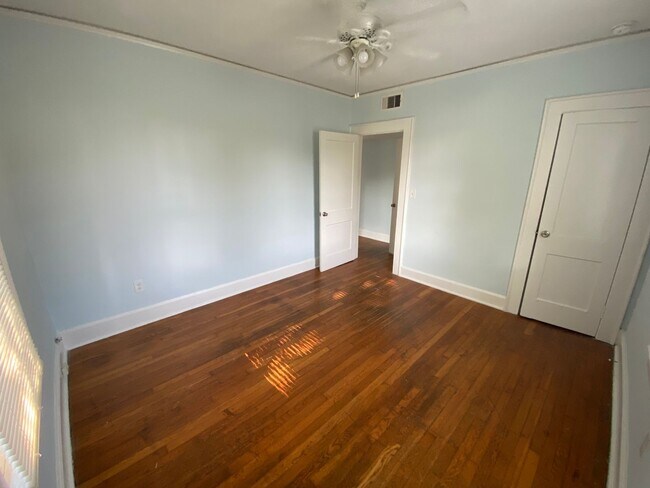 Building Photo - 702 Maupas Ave