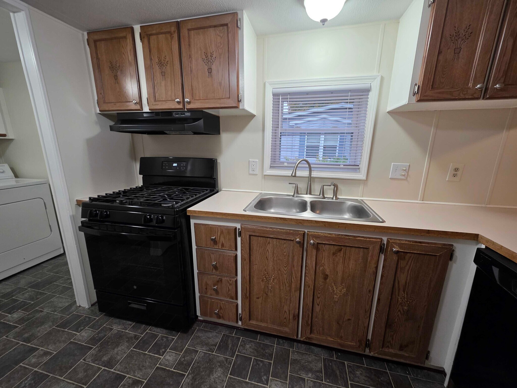 Building Photo - 3683 Pinoak St