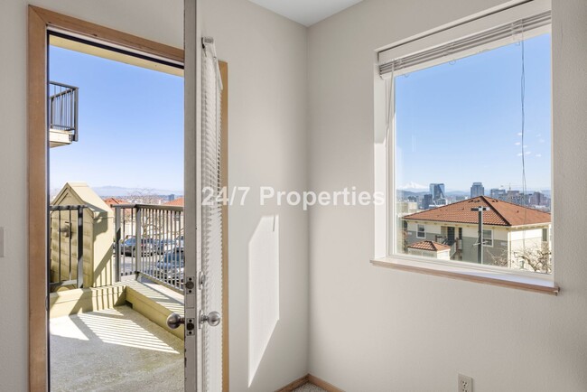 Building Photo - Hilltop 1BD I 1BA Condo + FREE month of re...