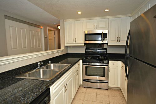 Building Photo - Gorgeous 2 Bedroom/2 Bathroom Condo with L...