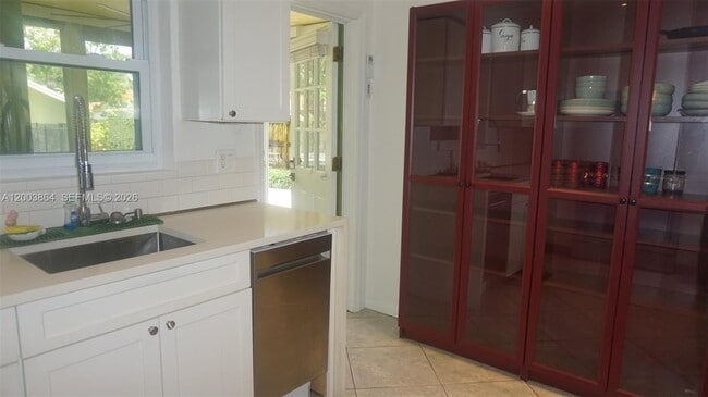 Building Photo - 853 NE 37th St