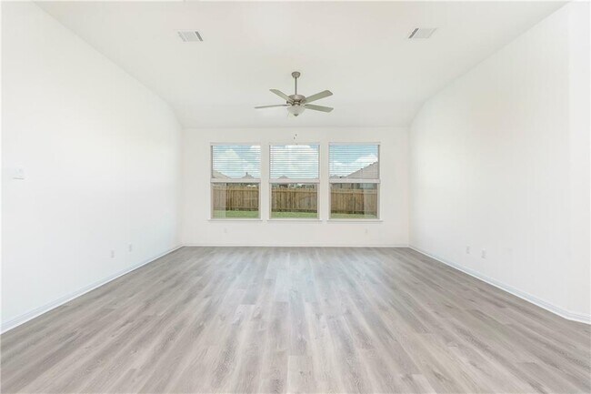 Building Photo - 220 Tanda Ln