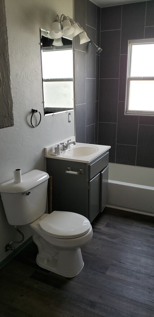 Building Photo - SE 44