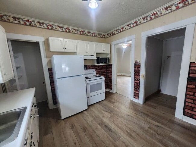 Building Photo - Large Family Home in Clinton