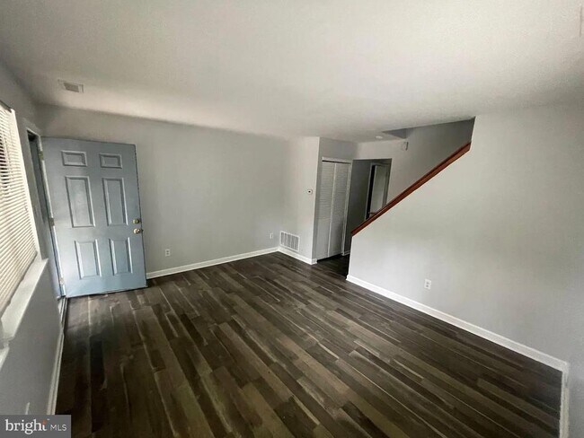 Building Photo - 400 Barclay Walk