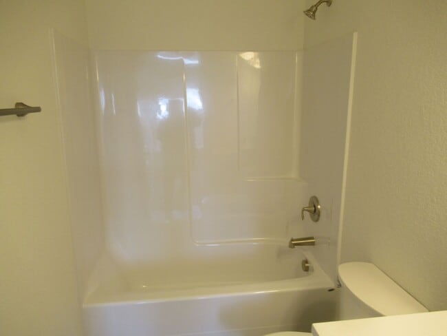 Building Photo - Newer Three Bedroom Duplex
