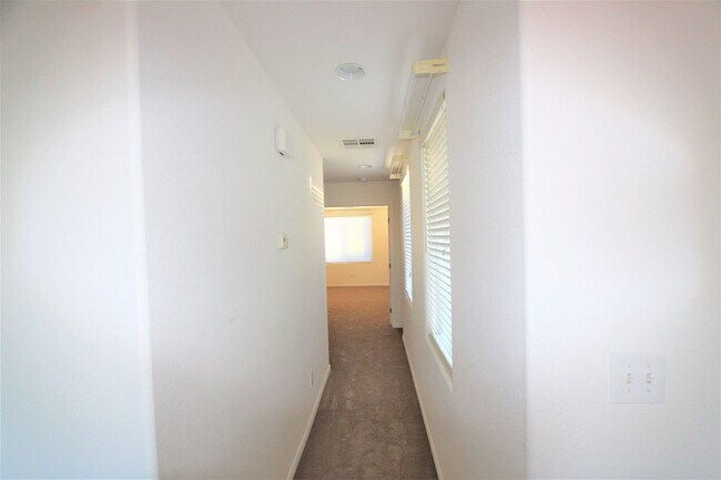 Building Photo - Well maintained home with open floorplan i...