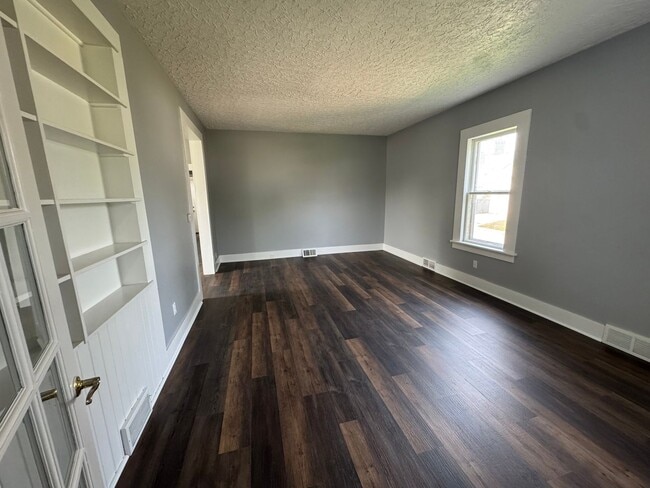 Building Photo - 3 Bed, 1.5 Bath Home with Huge Yard, Deck ...