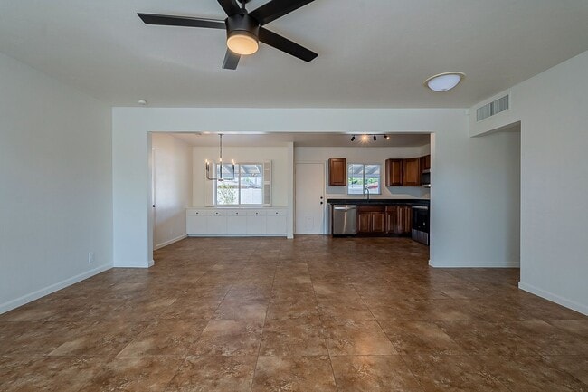 Building Photo - Updated home in Chandler!