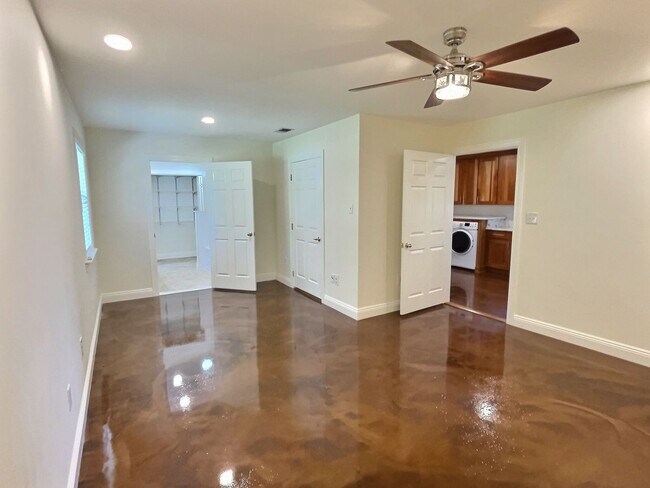 Building Photo - 3 BD Home with 30 x 40 Shop with Four 10 x 12 Attached Stalls