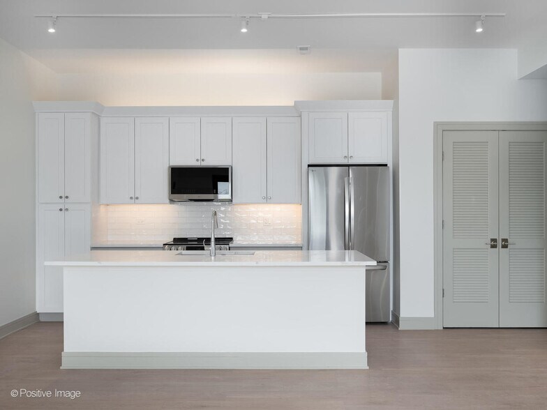 Building Photo - 3202 N Racine Ave