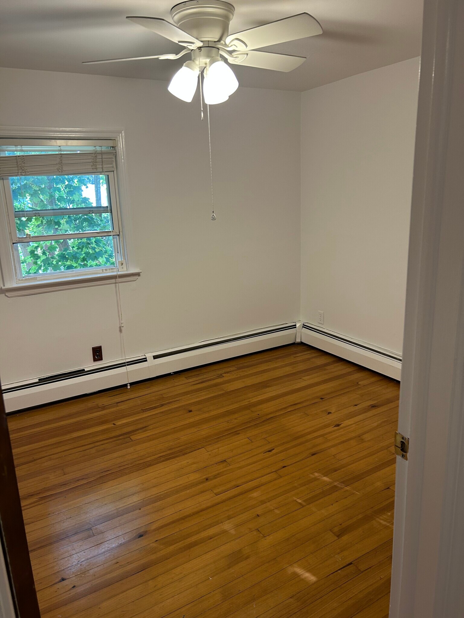 Smaller bedroom - 28 S Eckar St