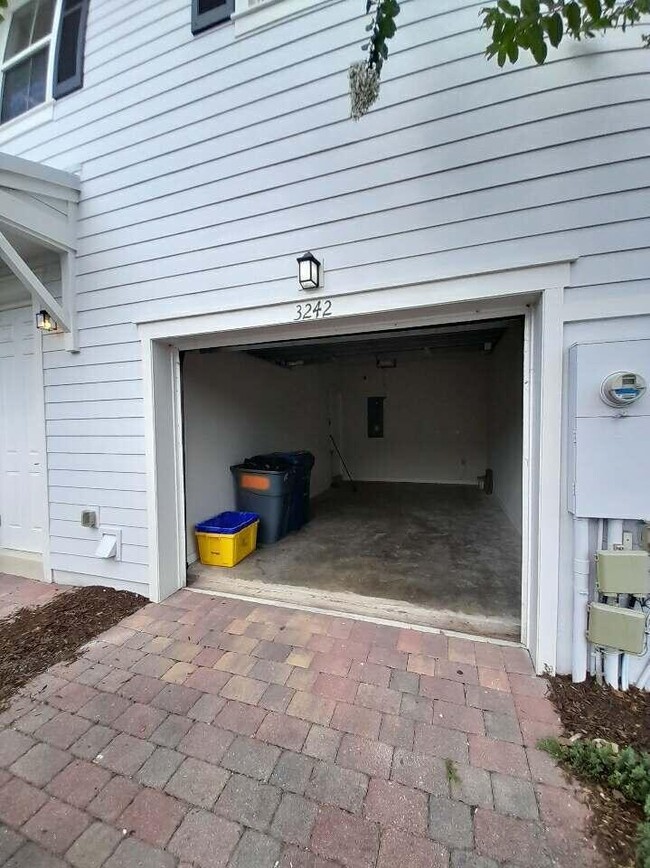 Building Photo - 3242 S Caroline Dr