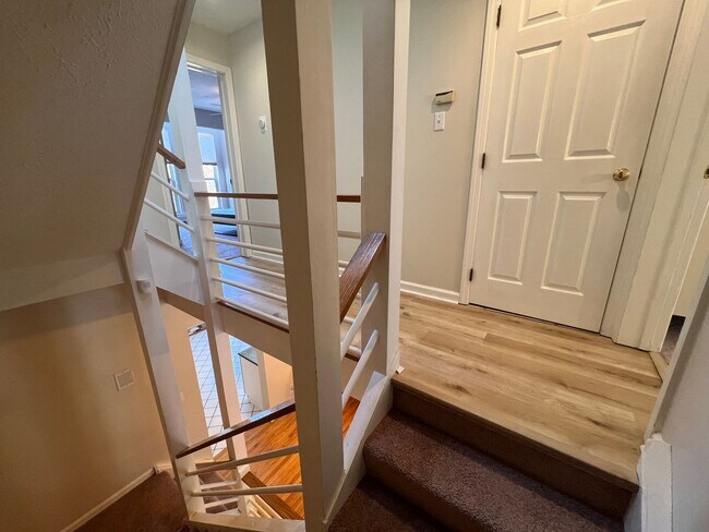 Building Photo - Beautiful 3 Bed/ 3 Bath Townhome in Privat...