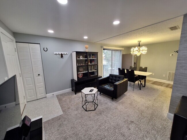 Building Photo - Second Floor Annual rental available now in the 55+ condominium community of Cedar Woods.