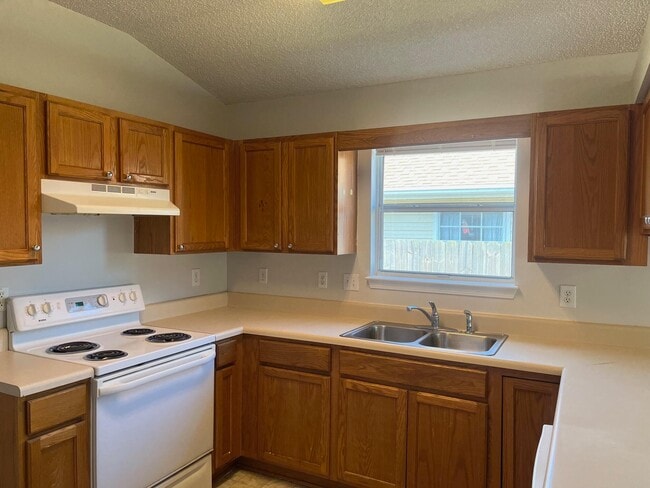 Building Photo - 5574 Huntleigh Pl