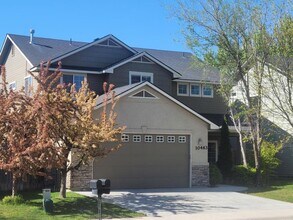 Building Photo - Great Location! 4 bedroom!