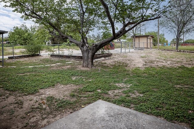 Building Photo - 706 W 10th St