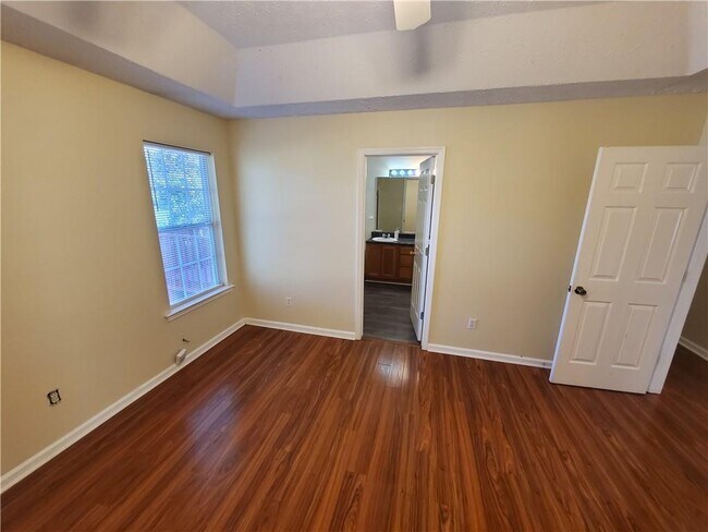 Building Photo - 5450 Twin Lakes Dr