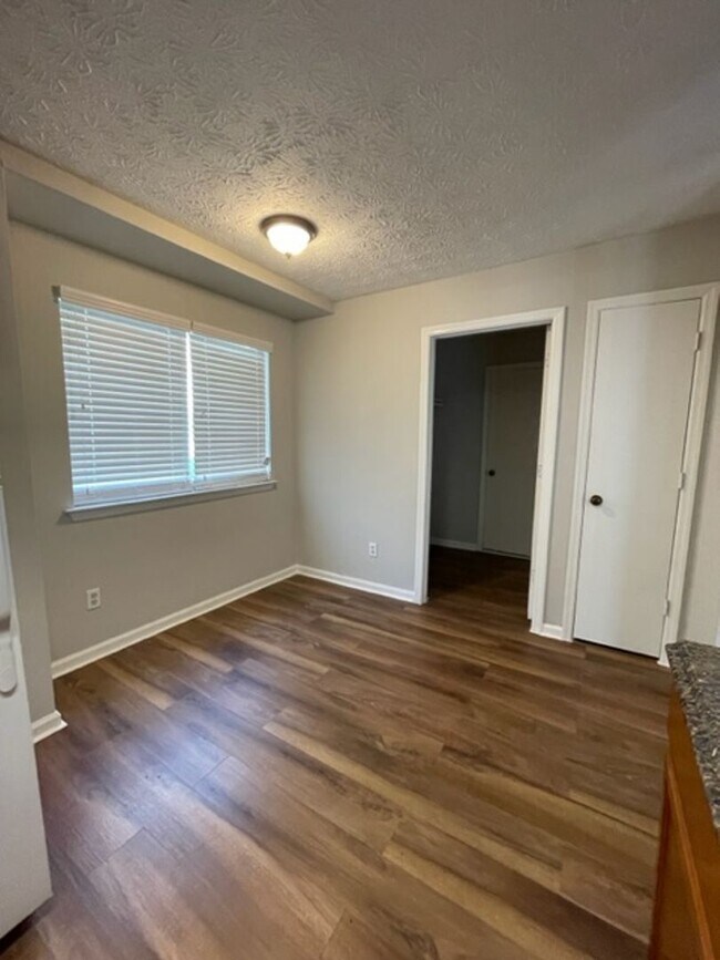 Building Photo - 3 Bedroom Home Available !