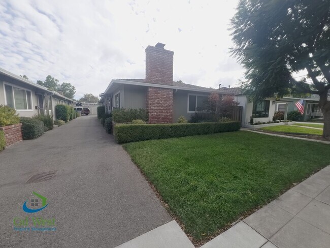 Building Photo - $2,695 - 2 BR/1BA Duplex-Downtown Willow G...