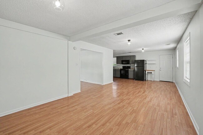 Building Photo - 3 Bed 2 Bath Home with Great Outdoor Space!