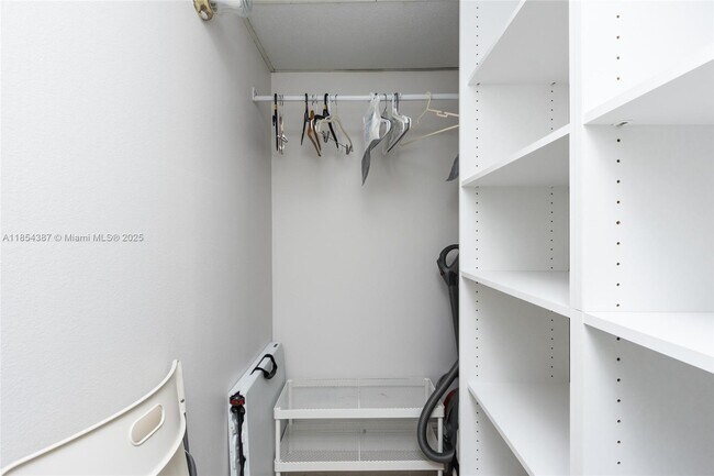 Building Photo - 500 Bayview Dr