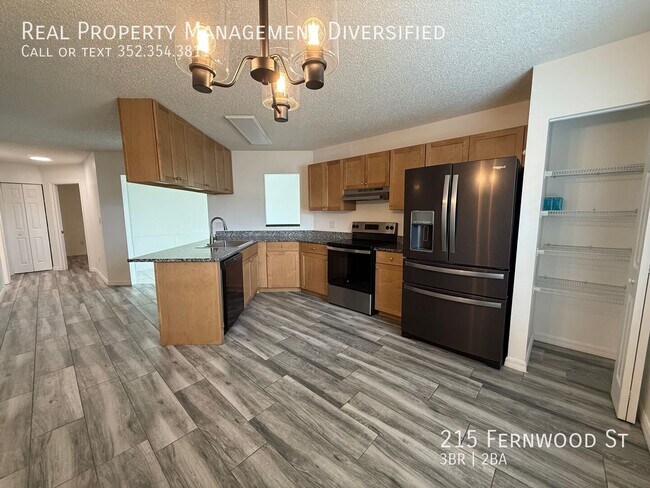 Building Photo - 215 Fernwood St