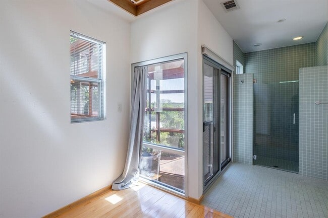 Building Photo - 2801 Oak Crest Ave