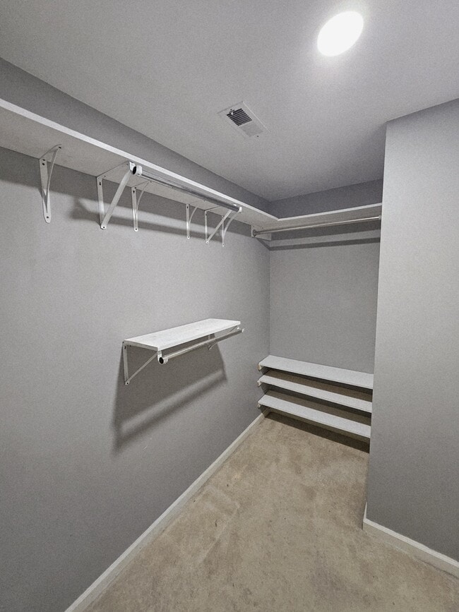 Building Photo - 208 E Bend Ct