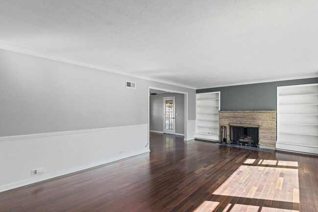 Building Photo - 836 W Everett Rd