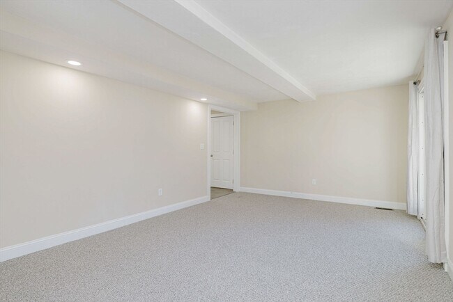 Building Photo - 687 Washington St