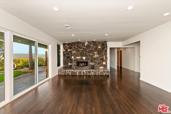 Building Photo - 15451 Longbow Dr