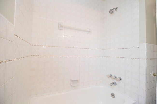 Building Photo - 320 Somerset St