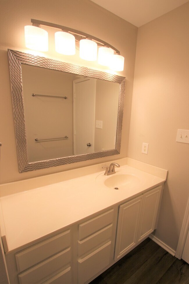 Building Photo - Coming Soon! Updated 3 Bedroom, 2 Bathroom home in Whitehouse ISD!
