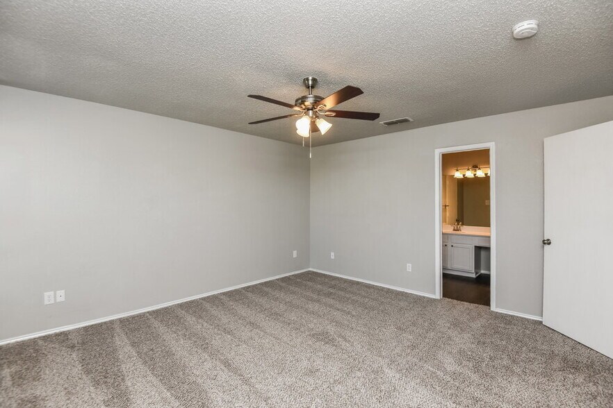 Building Photo - 1121 Sandalwood Dr