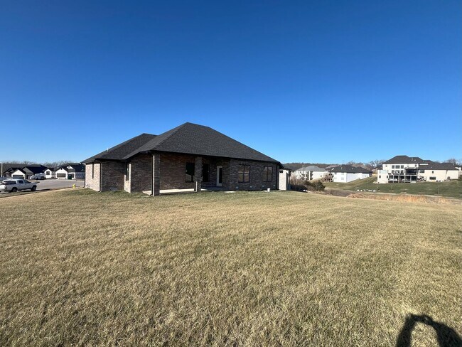 Building Photo - Beautiful, nearly-new 4 bedroom, 2 bath home on a cul-de-sac in the exclusive Lion's Gate neighbo...