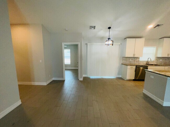 Building Photo - 4/2.5/2  Home off of California Blvd.