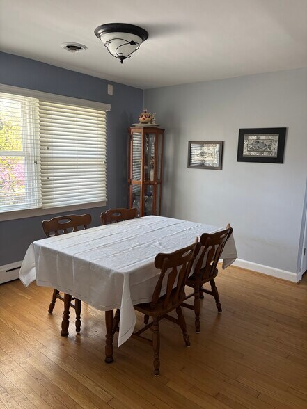 Building Photo - 440 Riverview Dr