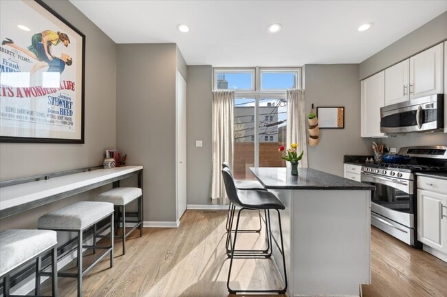 Building Photo - 1214 W School St