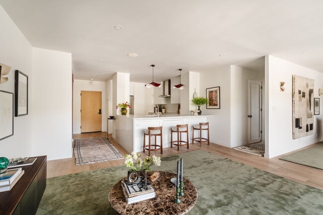 Building Photo - 999 N Doheny Dr