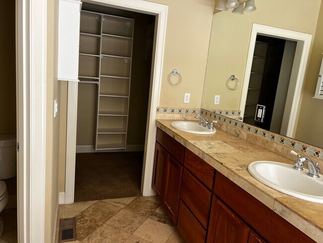Building Photo - Century Drive Retreat Home - Minutes to Mt...